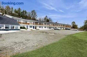 Charming condo w/ lake access, dock, WiFi & mountain views - Image 3