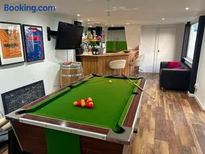 Luxury 5 Bedroom Group House near Cardiff Sleeps 13 with Sauna and a Games Lounge - Image 5