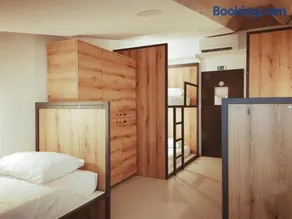 GARAGE HOSTEL - Image 2