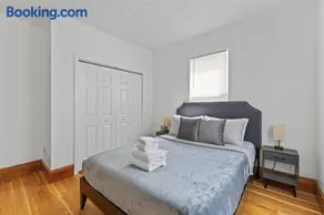 17 Cozy&Spacious 3 bedroom home in Malden with window AC - Image 2