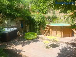 Joli Coin De Verdure Avec Piscine - Image 1
