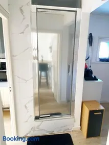 Sauna commun et Chambre privée à 50 m de la plage salle de bain et cuisine commune - Image 1