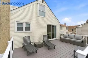 Beautiful renovated 2 Bedroom 2nd floor Condo 2 blocks to the beach and bay - Image 2
