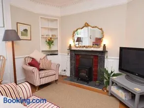 Burton House Apartment - Image 5