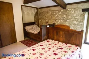 CHEZ SIMONE - Image 4