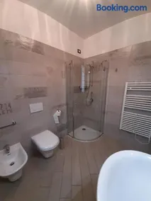 BMP APARTMENT DELUXE 2 JACUZZI RISCALDATA PRIVATA vista Lago di Garda - Image 3