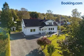 Modern villa near city & nature - Image 1