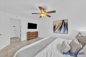Sunny Days Getaway, 5BD Heated Pool Family Home! - Image 4