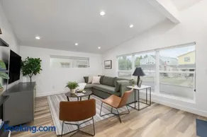 Light-Filled Modern Flat Near 25th Street Fun - Image 3