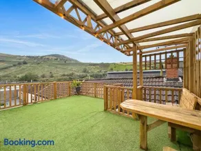 Dashing and Distinctive Dwelling w Rooftop Garden - Image 3