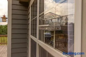 Gorgeous cabin 3bdrm/3bth, hot tub, fireplace, kid/pet friendly - Image 2