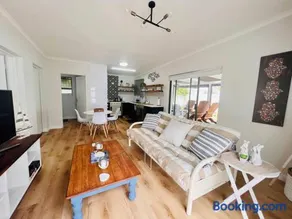 Adorable 2 Bedroom Cottage with spacious veranda - Image 4