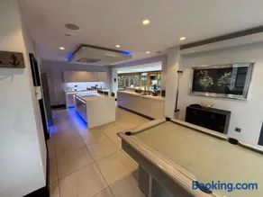 Large Boutique Pool House with Hot Tub, Knutsford - Image 3