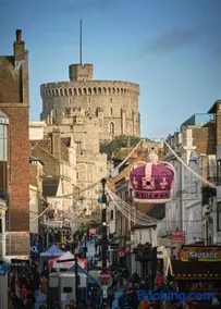 Queen Annes court luxury apartment on high street - Image 1