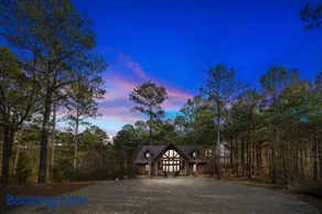 Iron Horse Lodge sleeps 18, Games, Fire Pit, Hot Tub, EV, more - Image 1