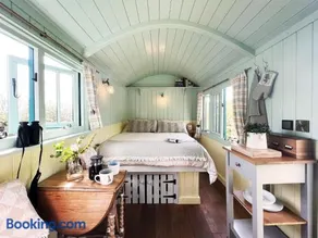 The Hollies Shepherds Hut by The Suffolk Cottage Collection - Image 2