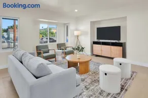 Stylish LA Retreat Near Disney Knotts SoFi - Image 1
