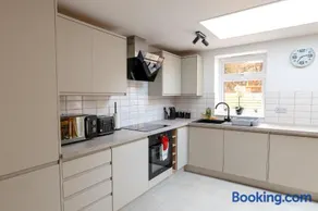 Peakstone House - Image 2