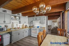 The BlueBird Retreat, Jacuzzi, BBQ - Image 2