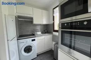 Modern apartment with direct beach access - Image 3