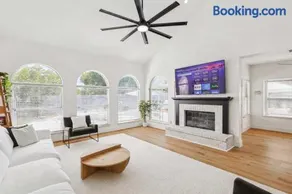 5BD 2 5BA Luxury Retreat with Pool Gym & Games - Image 3