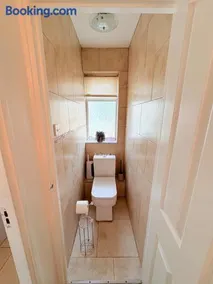 Modern House -contractors and family sleep 7 with parking - Image 2