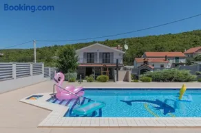 Spacious villa for 10 with a big private pool - Image 2