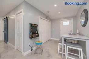 Sunrise Bay 2 - Trendy lakefront home w/sunrise view, boat dock & walk to beach - Image 4