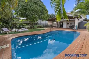 Bongaree Beach House with Pool - Image 3