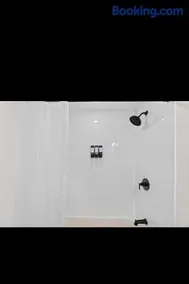Modern 2 bedroom 1 bath unit 2 Near Airport, Xfinity Arena and Eagles Stadium - Image 5
