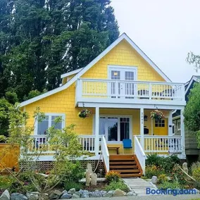 UPSTAIRS Alki Beach APARTMENT - Seattle -Historic-1858 - Image 2