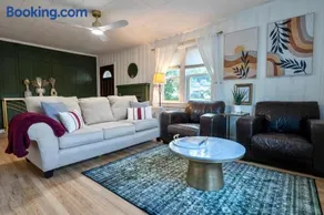 Fern Landing - Modern, Spacious, Firepit, Fully Fenced In Yard - Image 1