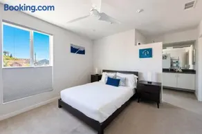 Modern 2BR + Loft Family Home, steps to Echo Park - Image 1