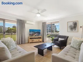 Tumut Unit 2 - Balcony With Tweed Harbour Views - Image 2