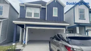 Quiet 3BR Home in a gated community, Near NRG Stadium, Medical Center, Downtown - Image 4
