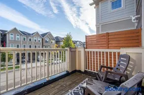 Opulent Chic Town Home in the Heart of Oakville - Image 2