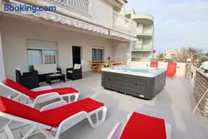 Apartamento totalmente equipado con barbacoa y terraza | Vistas al mar | En la playa - Image 2