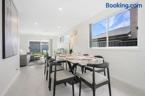 Denham Court 4Br with Central AC & WiFi near Coles - Image 2