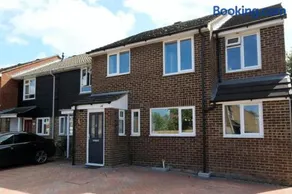 Spacious room in family home with private jacuzzi bath near Legoland, Windsor, Bray - Image 4