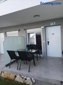 K9 Sea View Apartment with Pool & Parking, Polychrono - Image 4