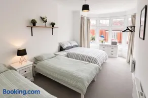 Devon Lodge - Large 3 bed Apartment Sleeps 8 Beach opposite - Image 4
