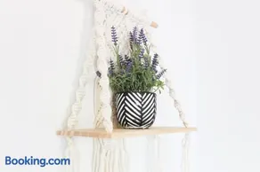 Family-Friendly Boho Stay - Sleeps 10 - Near the Falls - Image 3