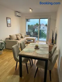 Airport Luxury Apartment Parking 6 Guests - Image 1