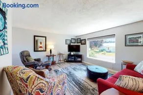 Magnificent Dog-Friendly Home with Lake & Mountain Views from the Large Deck - Image 4