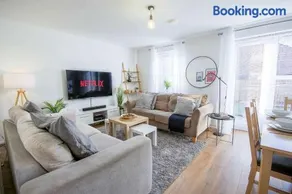 Comfortable 4 Bed Modern Townhouse with Parking - Image 2