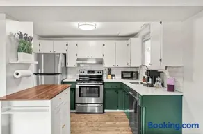 Urban Hideaway Walk to Shops 3BR 8px - Image 4