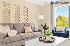 New! Charming Upper Unit in the Heart of Roseville - Image 5