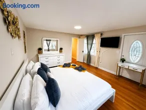 Cozy Private Queen Room 1 with Desk TV and WiFi near Yale - Image 1
