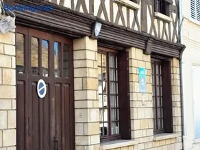 Auberge médiévale à Houdan avec jardin clos, animaux acceptés, WiFi et parking sécurisé - Image 1