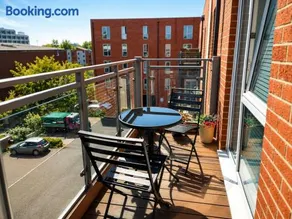 Stylish 1 bed apartment centrally located with Free parking - Image 5